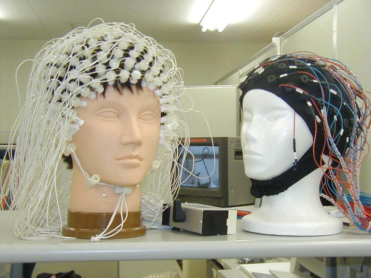 Ээг тольятти. ЭЭГ головного мозга электроды. Электродная шапочка для ЭЭГ. Шлем для ЭЭГ Нейрософт. Электроэнцефалография головного мозга (ЭЭГ).